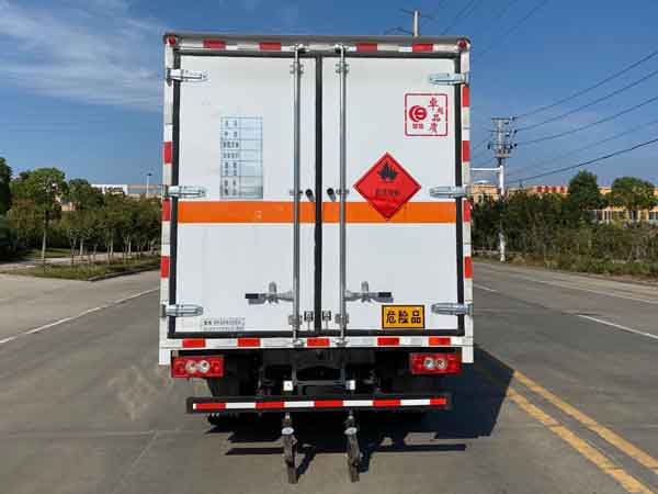 楚勝牌CSC5045XRYB6型易燃液體廂式運輸車